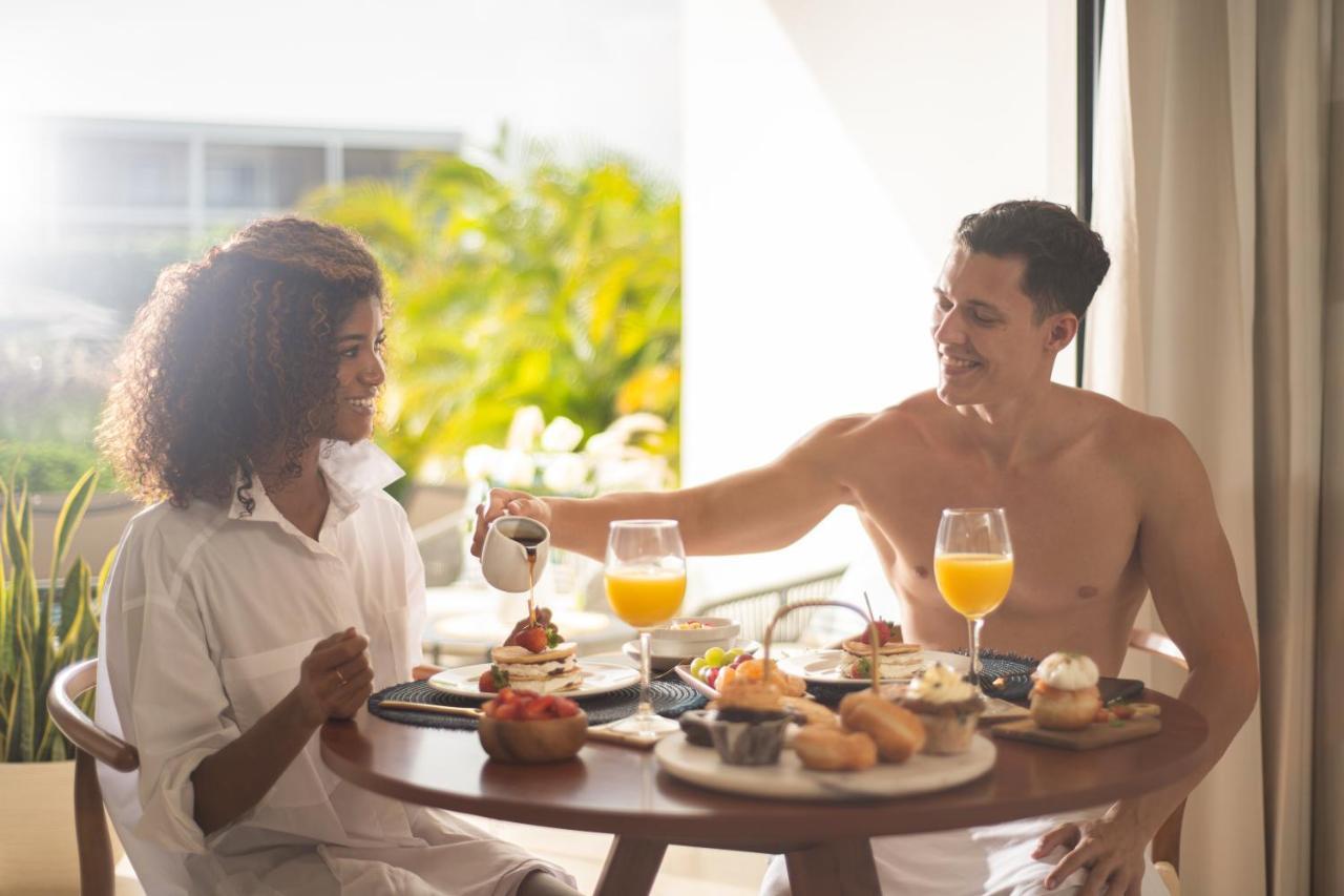 Honeymoon Junior Suite Swim-Up