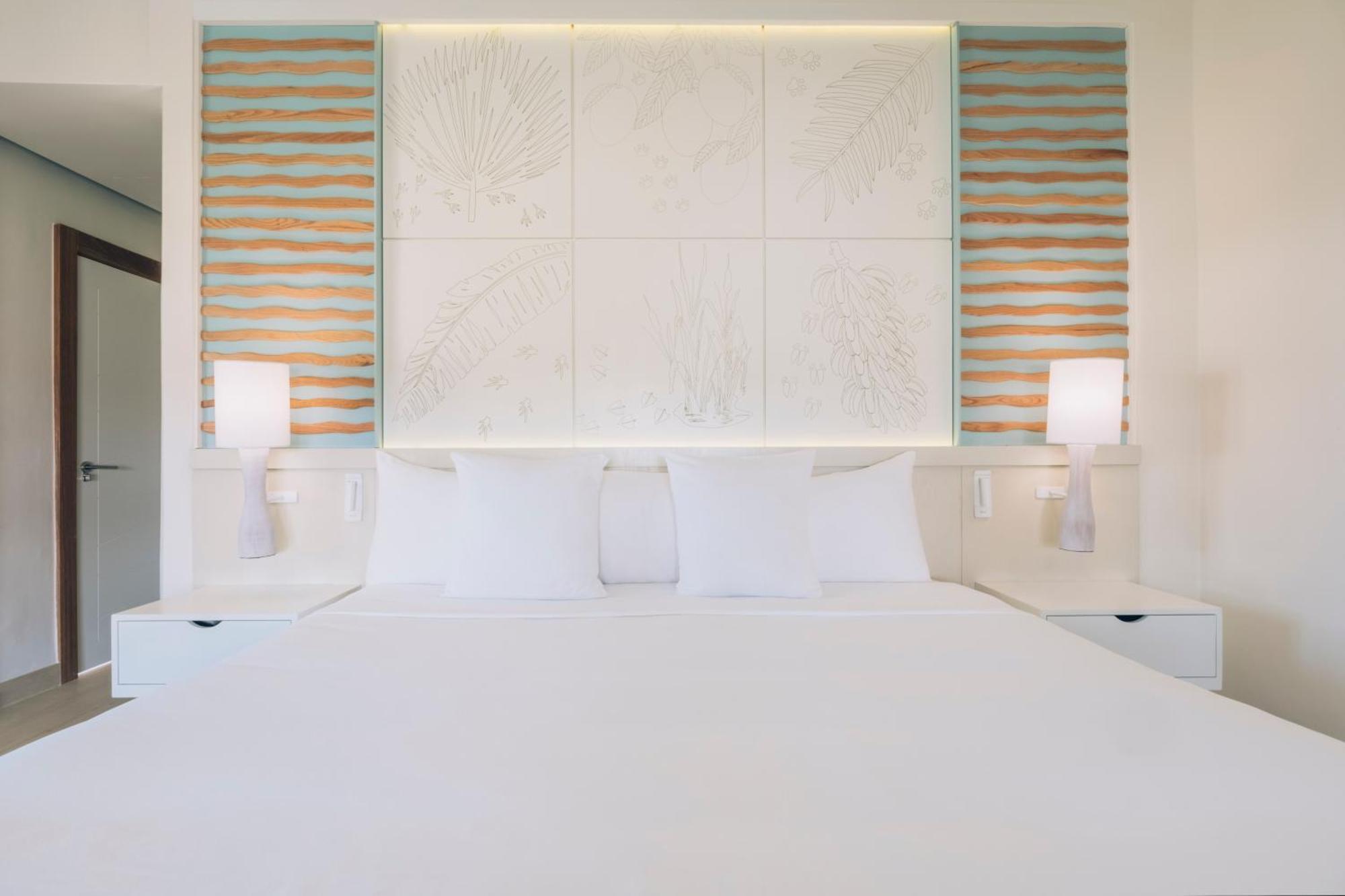 Junior Suite Ocean Front Pool Access Single Use