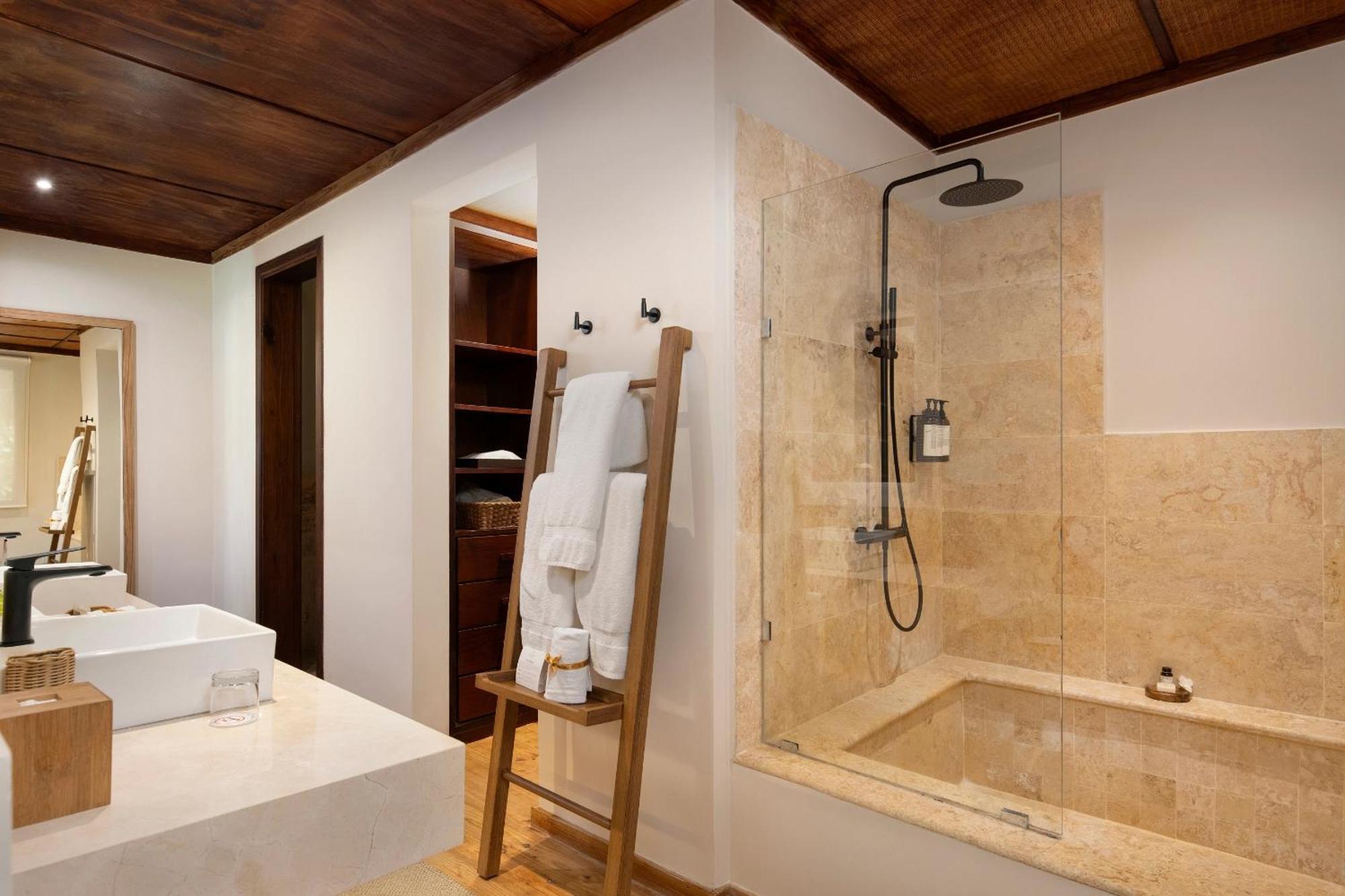 Junior Suite Ocean Front King