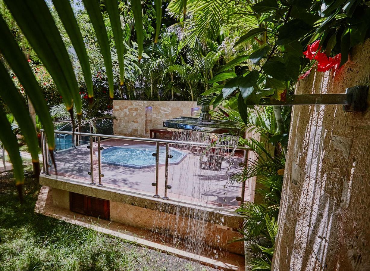 Six-Bedroom Villa with Hot Tub - Beach Front