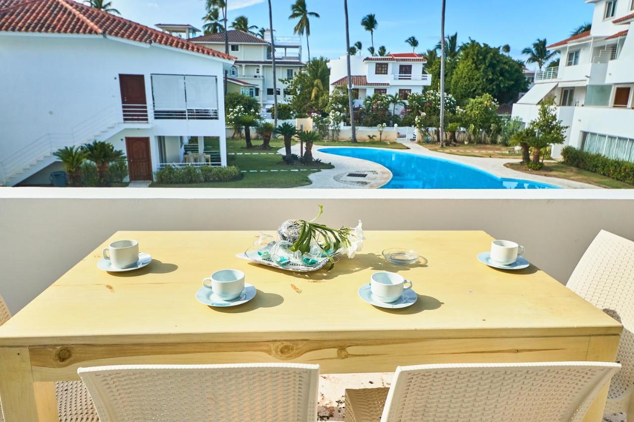 Apartment with Pool View